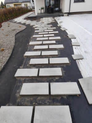 Układanie płyt ogrodowych