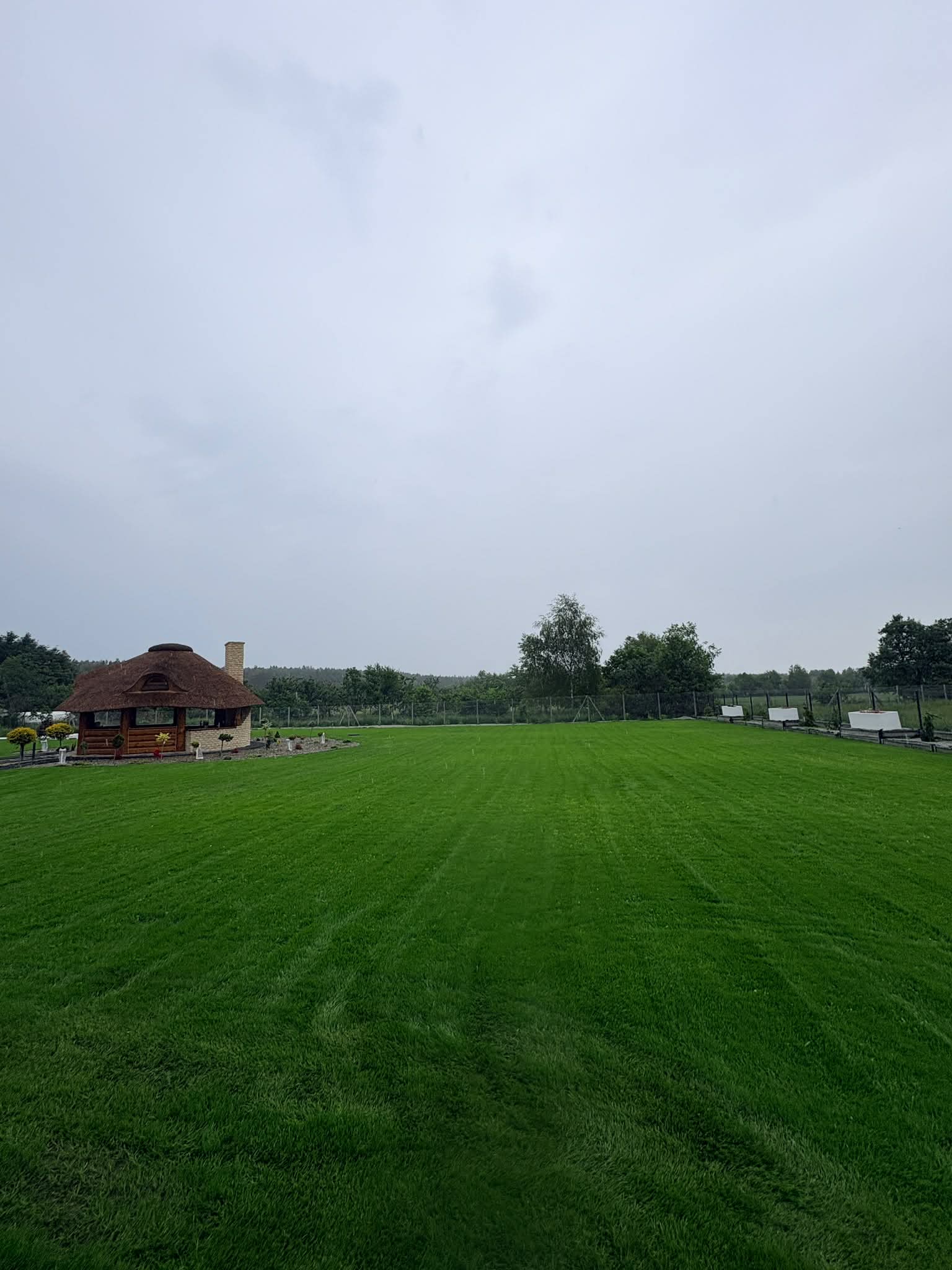 Rozległy trawnik z altaną