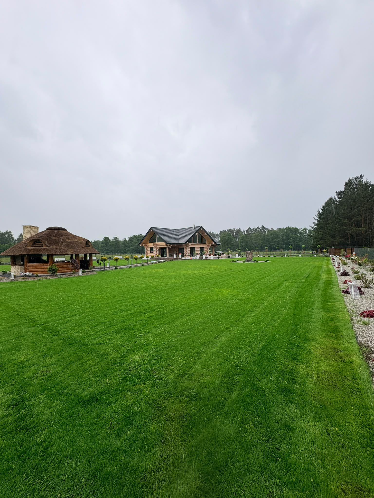 Trawnik z altaną w tle