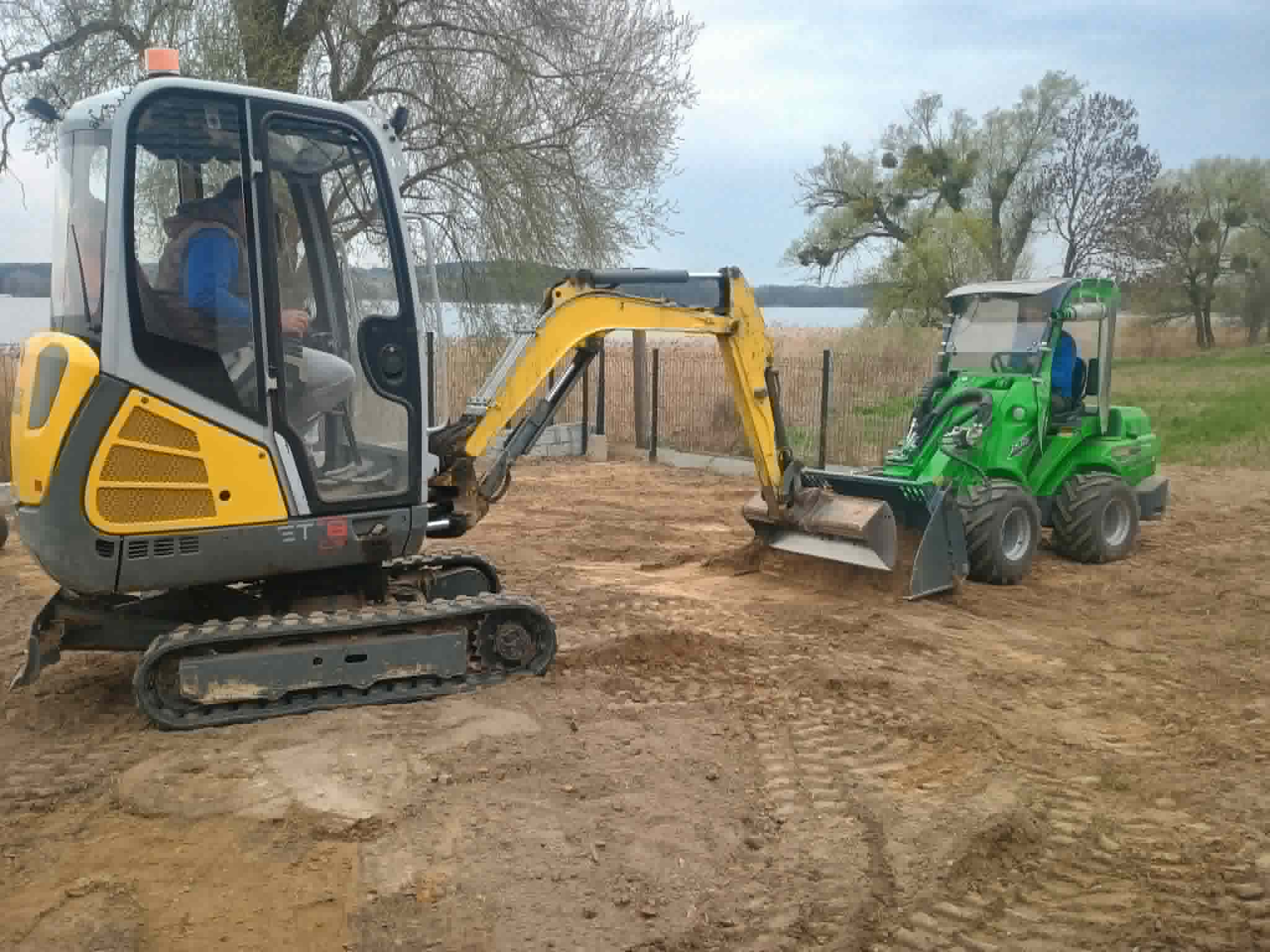 Minikoparka i ładowarka na działce