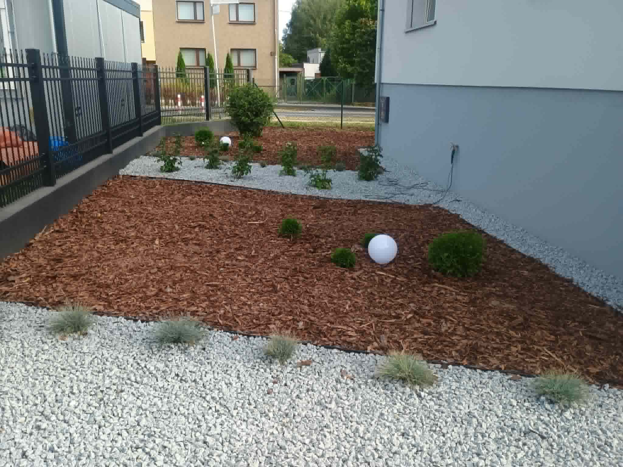 Rabata z korą przy domu