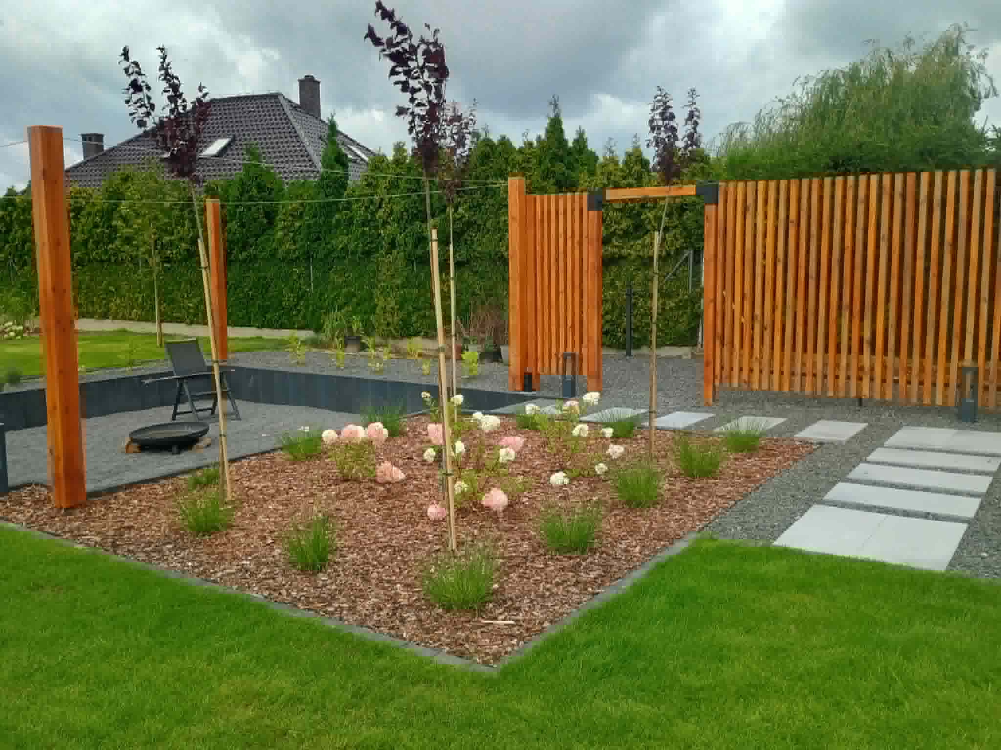 Ogród z trawnikiem i hortensjami
